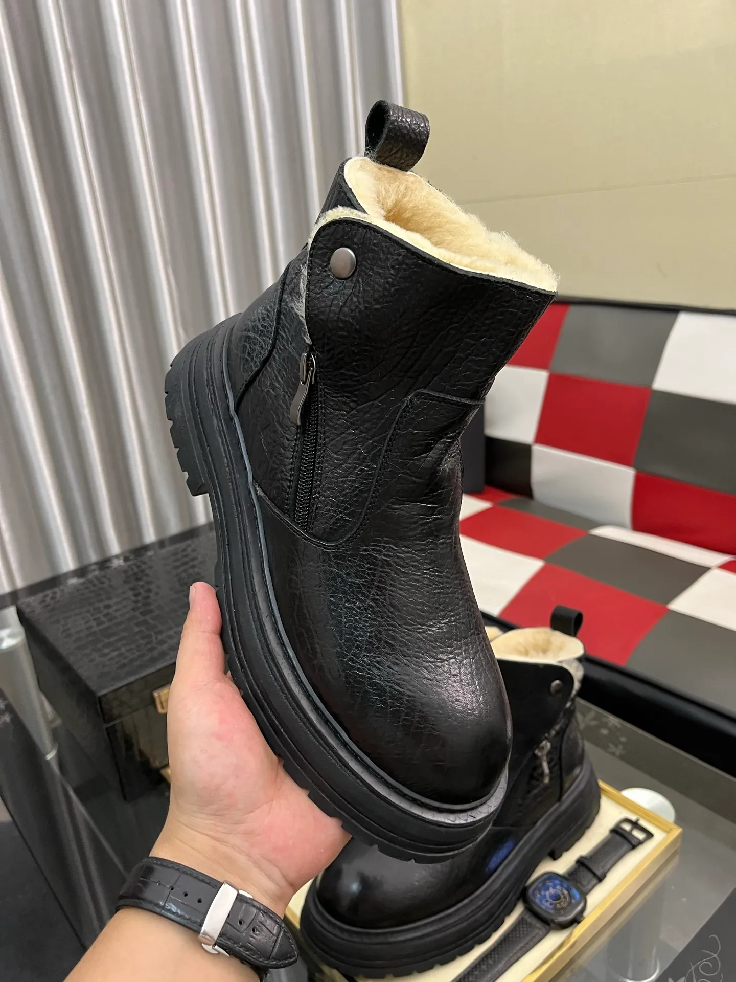 Ex-factory price: 680⌚️⌚️Thick wool imported from Australia Brand: UGG genuine purchasing agent Size: 39-44 (45 customized) Grade: Official website 1:1 Material: First layer of genuine leather waterproof and antifreeze upper Real wool lining Original non-slip and wear-resistant outsole Style category: Men's casual shoes Trendy style Comfortable on the feet Color: Official website color synchronization
